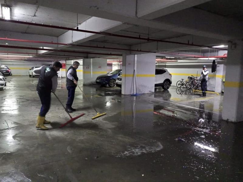 Otoparklar�m�z� Hem Y�k�yor Hemde Dezenfekte Ediyoruz.Y�netim