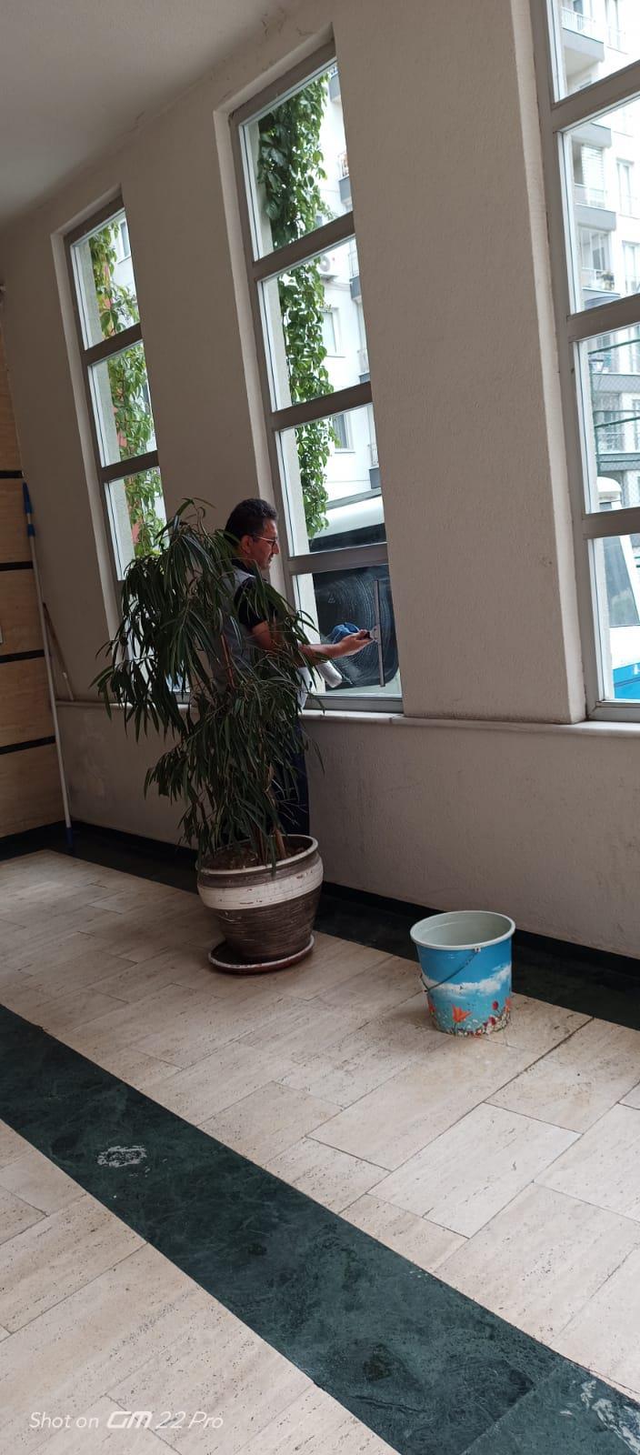 Degerli Kom�ular�m�z Temizlik Ekibimiz Bloklarda Genel Temizlik Ve Dezenfekte Yapmaktad�r..Y�netim