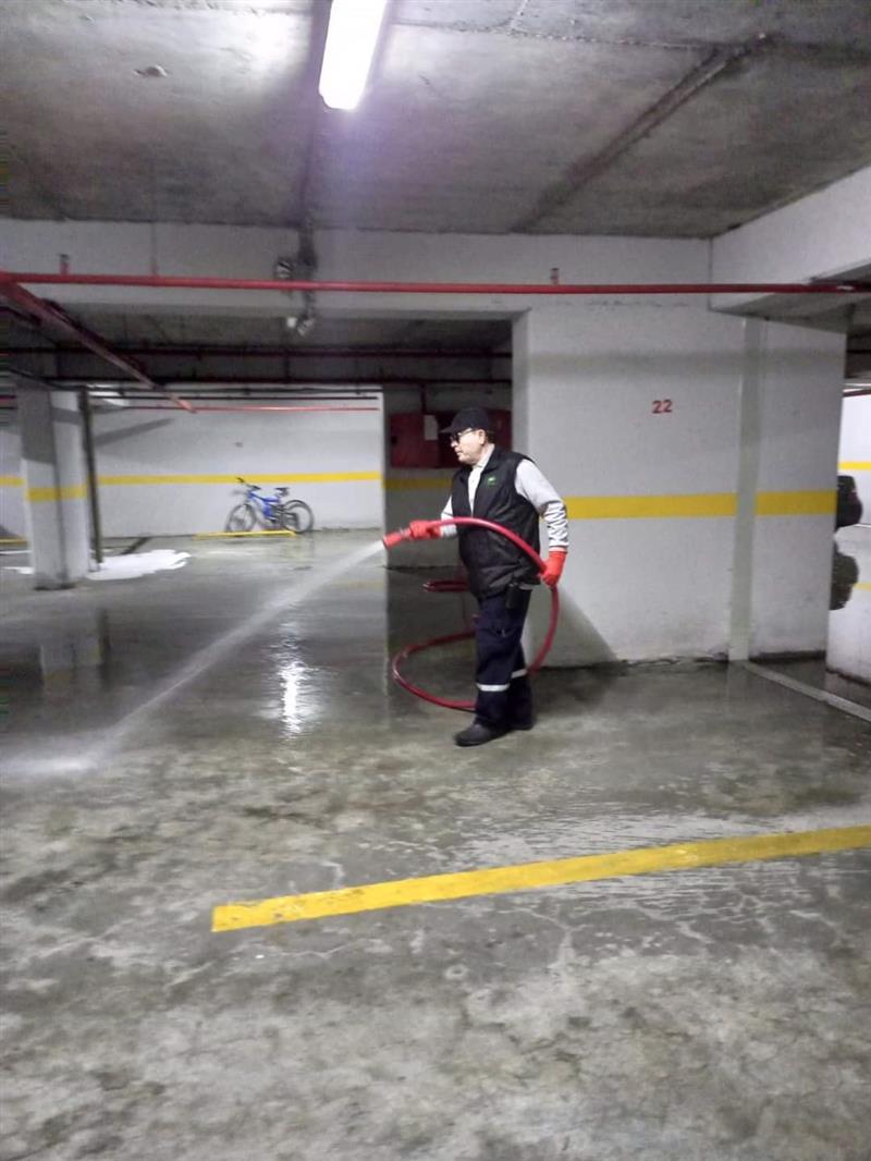 Otoparklar�m�z� Hem Y�k�yor Hemde Dezenfekte Ediyoruz.Y�netim