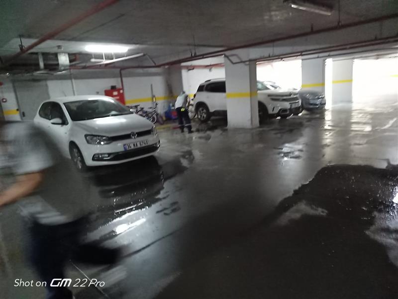Bloklar�n Otoparklar�n� Rutin Olarak Y�k�yor Ve Dezenfekte Ediyoruz.Y�netim